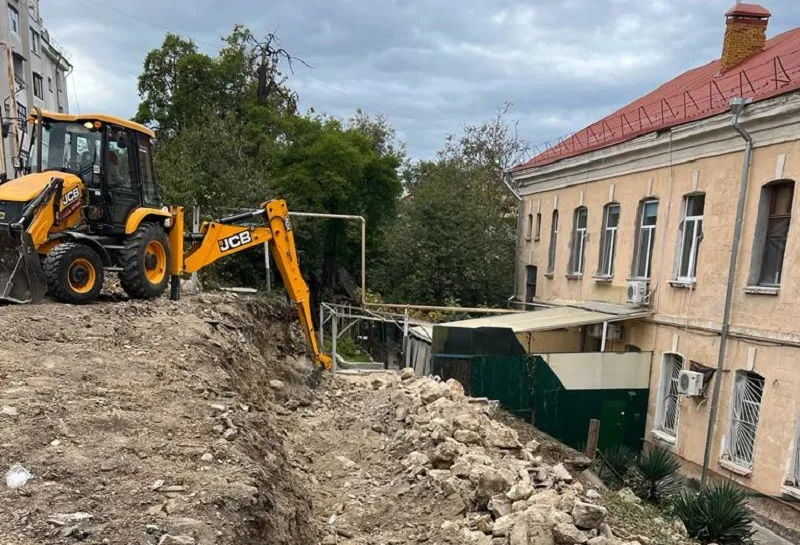 Ремонт подпорных стен у старинных домов в Севастополе вызвал вопросы