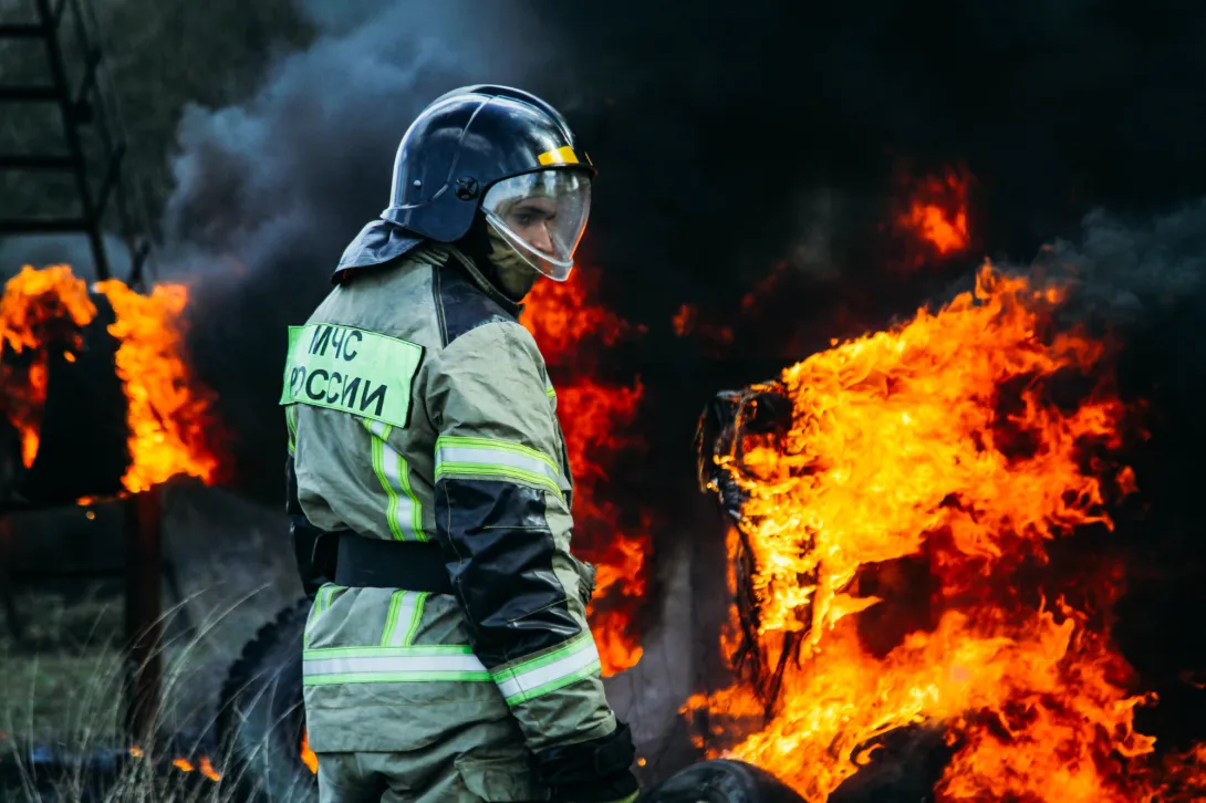 В Севастополе мусор горел по самую кровлю дома