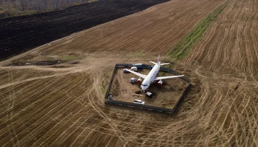 СМИ: Росавиация назвала причины посадки самолета на поле под Новосибирском