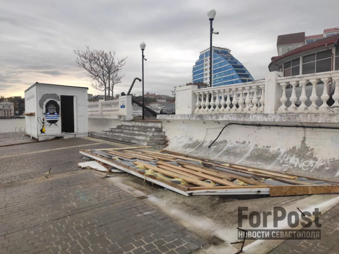 В Севастополе шторм повредил причал и вновь разбил плитку на пляже Хрустальном