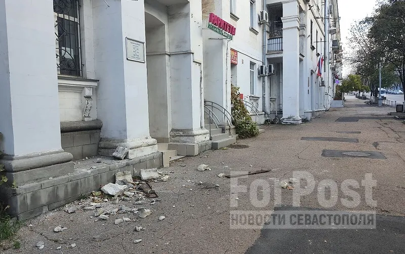 Дом на центральной улице Севастополя представляет опасность для горожан