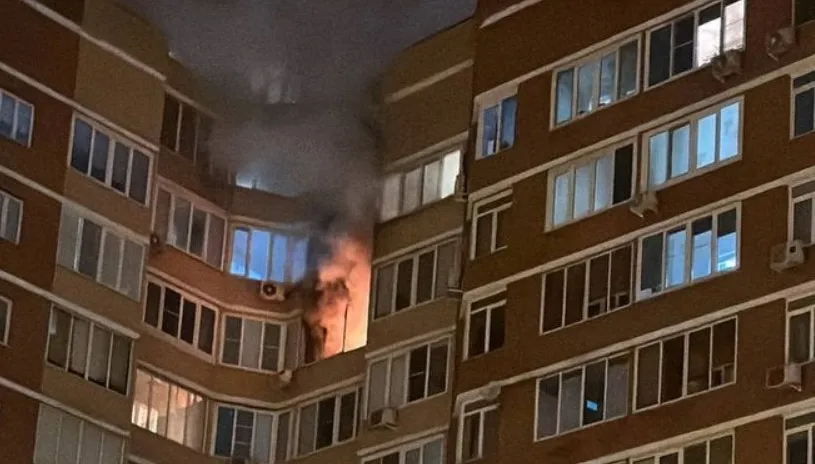 Мужчина и женщина выпали с 11-го этажа при пожаре