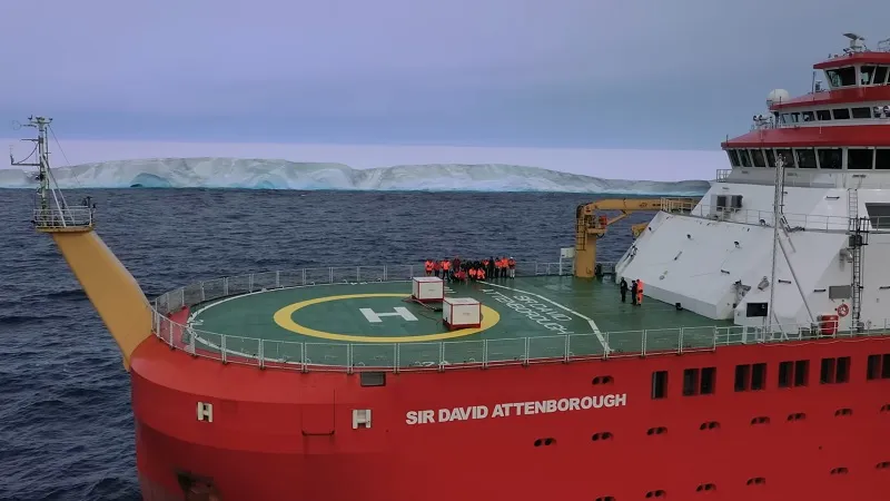 Появилось видео с самым большим айсбергом в мире, который пришёл в движение