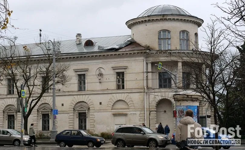 Поврежденный ураганом архитектурный памятник ждет действий депкульта Севастополя 