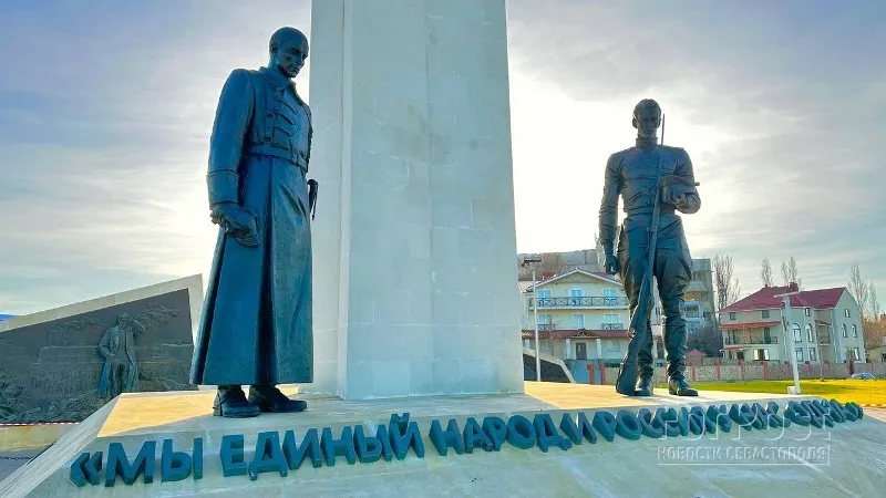 В Севастополе восстановили поврежденный сильнейшим штормом монумент