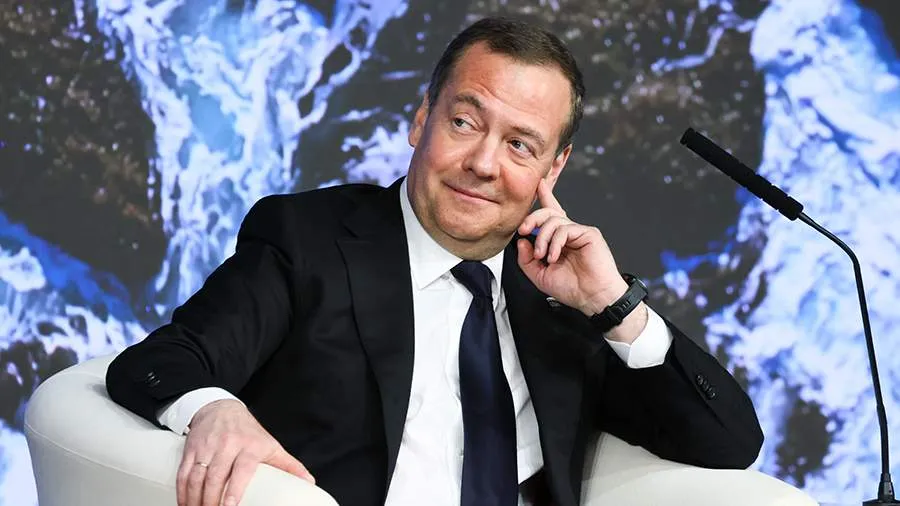 Рептилоиды и чушпаны. Медведев составил шуточный прогноз на 2024 год