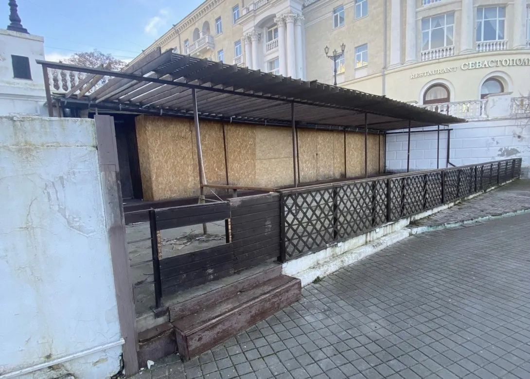 Главную набережную Севастополя подпортили маргинальные гости кафе-близнецов 