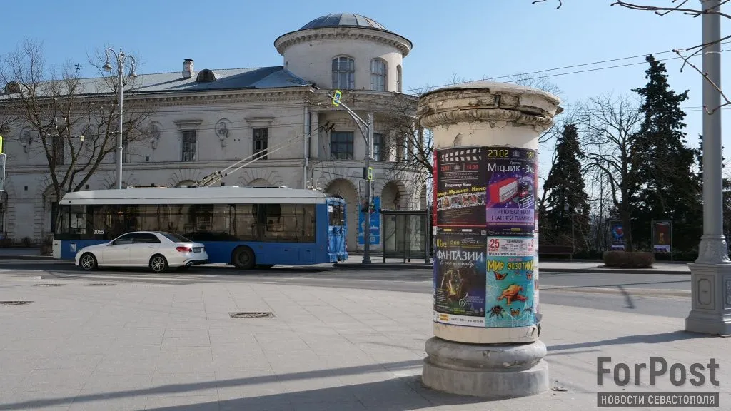 В Севастополе рассыпается афишная тумба-новодел на улице Ленина 