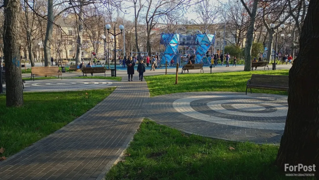 Комсомольский парк в Севастополе магически ветшает 