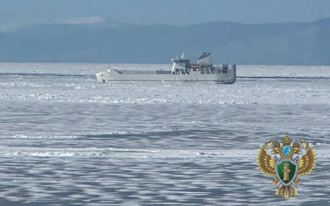 Грузопассажирское судно терпит бедствие у берегов России