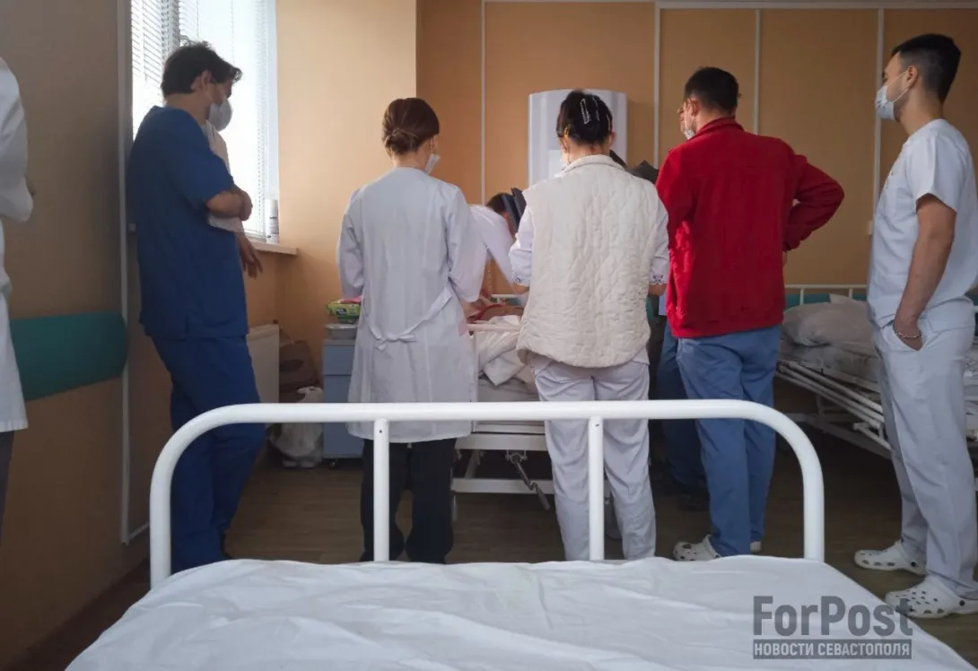 Двое из четырех раненных при атаке на Севастополь остаются в больнице 