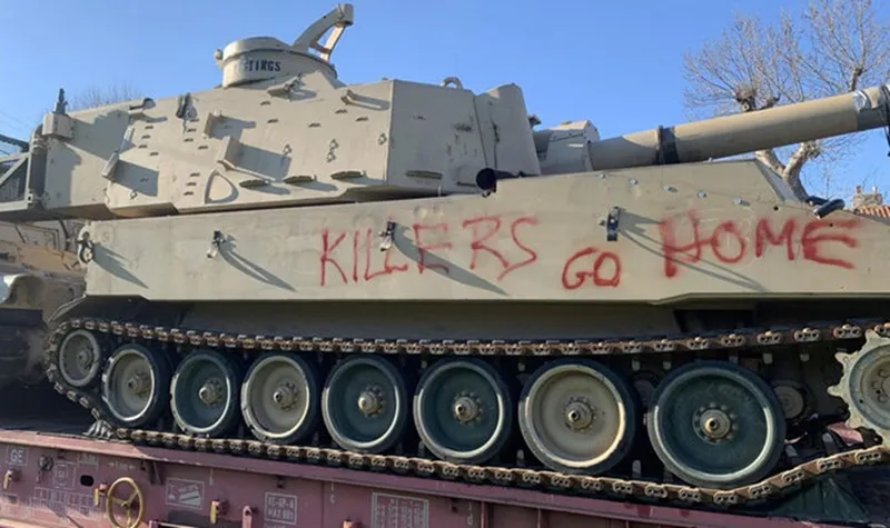 Активисты в Греции остановили и развернули поезд с американскими танками