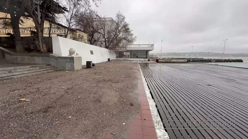 Разбитый штормом настил Графской пристани в Севастополе починили за два часа 