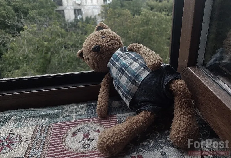 Восьмилетняя девочка госпитализирована после падения из окна в столице Крыма