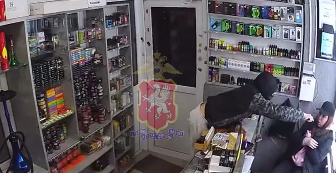 В Севастополе продавщице табачной лавки приставили нож к горлу