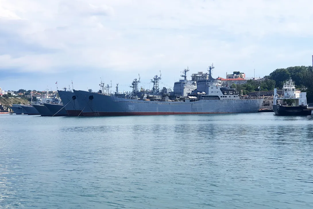 Десантный корабль ЧФ столкнулся с сухогрузом, следуя в Севастополь