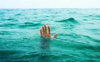 В Севастополе тонущую на пляже в Парке Победы пенсионерку вытащил из воды офицер