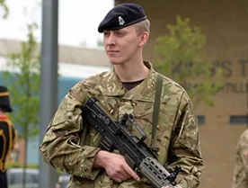 Солдат британской армии стал первым в мире мусульманином-транссексуалом