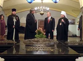 Путин в Севастополе посетил собор святого князя Владимира