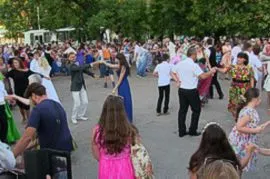 Килограммы мороженого, старинные танцы и рок-музыка для жителей Северной стороны Севастополя