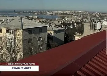 Спустя два месяца крышу многоквартирного дома в Севастополе накрыли металлом