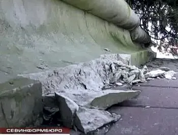 Парапет возле памятника адмиралу Дмитрию Сенявину в Севастополе разваливается на куски