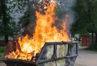 Огонь в Севастополе пожирает мусор и траву