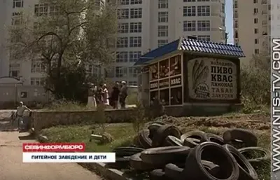 В Севастополе не снесённая чиновниками пивнушка работает у детской площадки