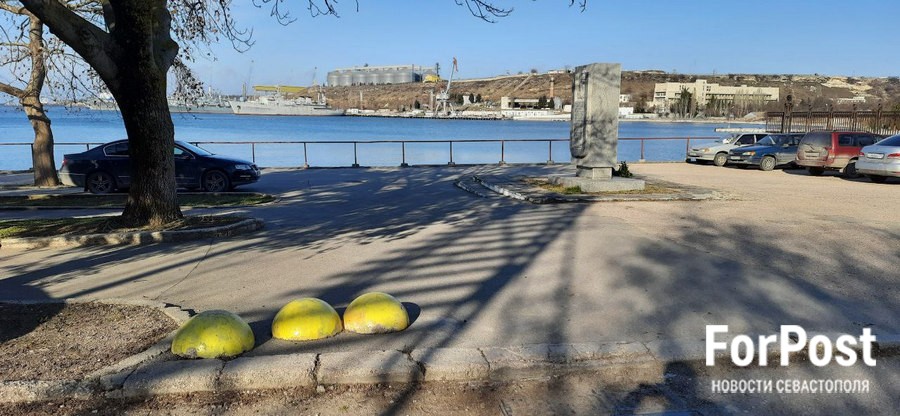 Территория вокруг памятника Курчатову превращена в стоянку