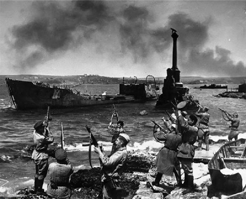 Севастополь памятник затопленным кораблям после войны ретро снимок архивное фото