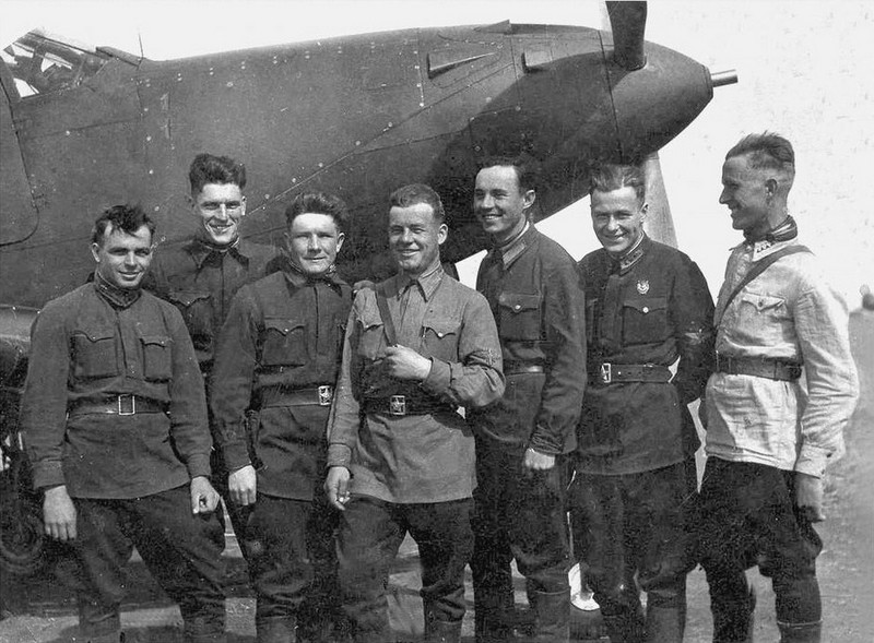 крым СССР война самолет летчики группа боевые память история