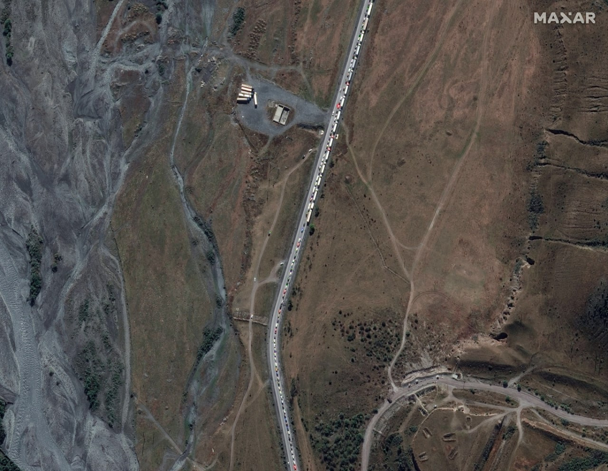 вид очереди из автомобилей у российско-грузинской границы со спутника