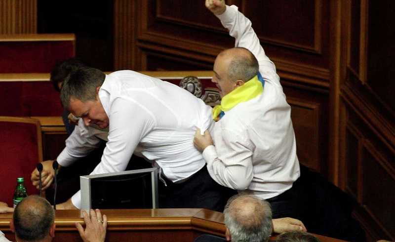верховная рада украины депутаты драка парламент конфликт язык вопросы политика