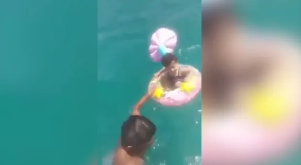 Годовалого ребёнка унесло в море на круге, родители этого не заметили. Видео