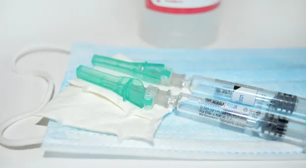 Медсестра-антипрививочница вводила пациентам физраствор вместо вакцины от ковида