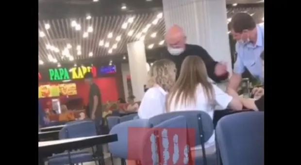 Охранник в торговом центре ударил девочку кулаком по лицу. Видео