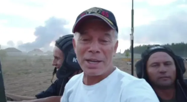 Газманов весело прокатился на танке на фоне горящего села. Видео