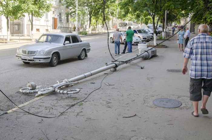 Чп севастополь. Фонарные столбы в Севастополе. Опора в тротуаре. В Севастополе упала опора. Первый фонарный столб в Севастополь.