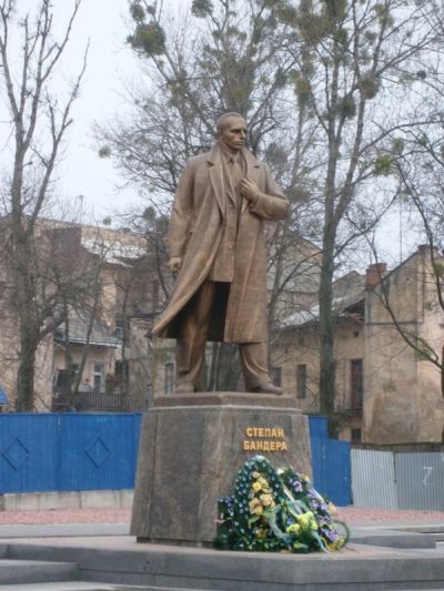 Памятник бандере. Памятник Бандере Николаев. Памятник Бандере в Харькове. Памятник Бандере в России. Моравецкий у памятника Бандере.