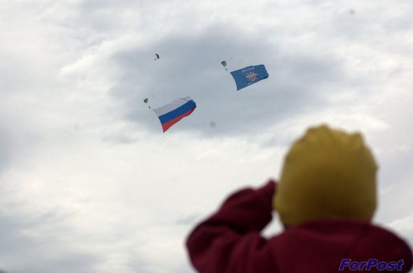 ДОСААФ парашютисты в небе