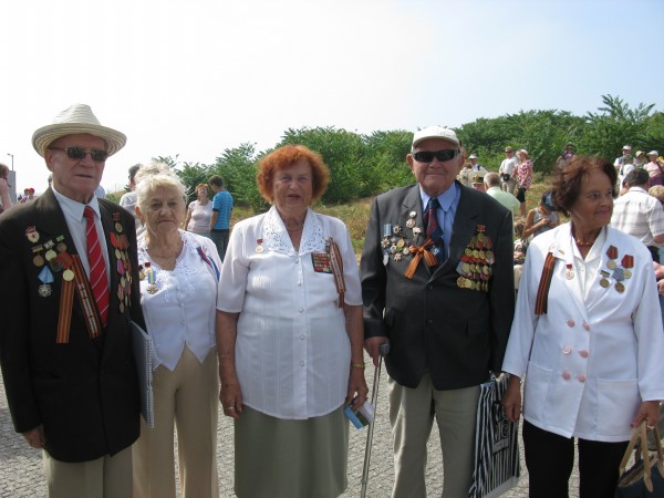 2 й береговой. Лисичанск население. Лисичанск население численность. Veteran urush. Жители Лисичанска обнимают солдат.