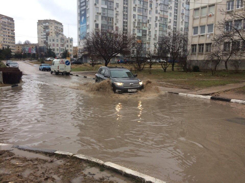 Потоп в севастополе. Севастополь наводнение. Мол Севастополь лужа. Севастополь после дождя сегодня. Ливень в Севастополе сегодня.