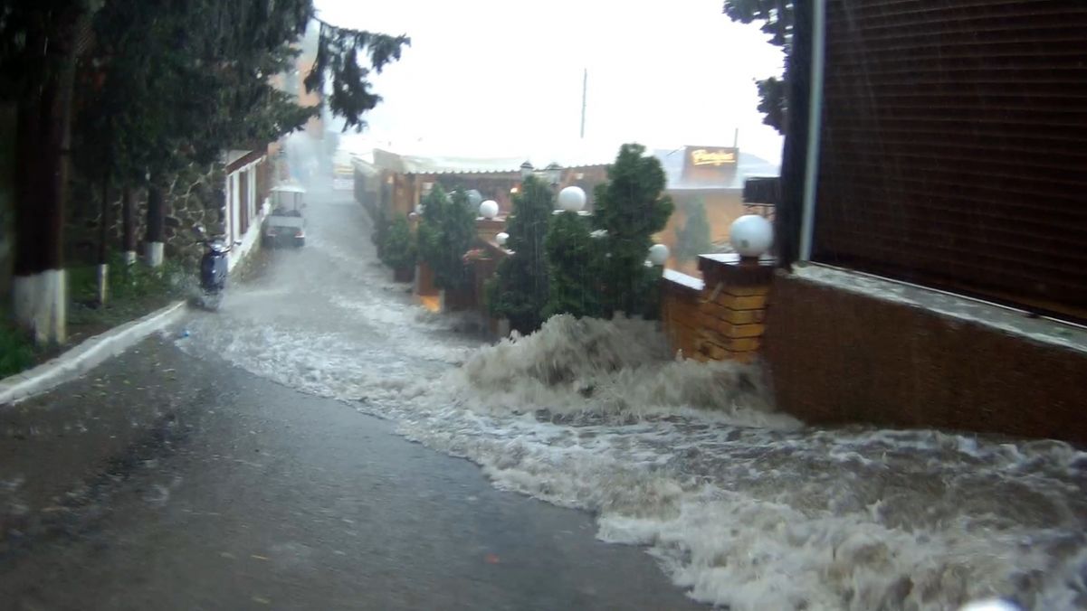 В Ялте женщину смыло потоком воды после ливня (ВИДЕО) В Ялте женщину смыло потоком воды после ливня (ВИДЕО)