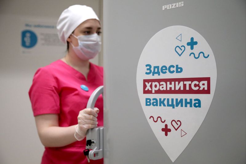 Россияне оценили решение властей о «принудительной» вакцинации
