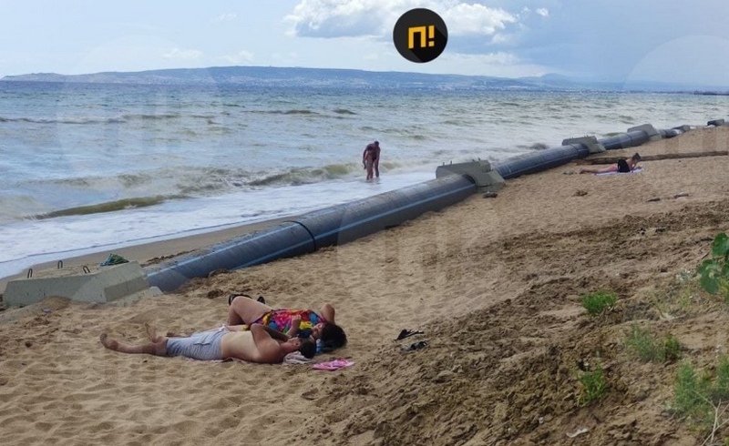 На крымском пляже люди отдыхают рядом с канализационной трубой
