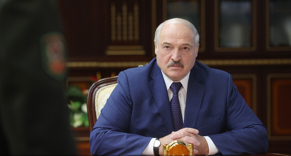 «За картоху переживает»: Лукашенко закрывает границы, чтобы не впускать мигрантов обратно из Литвы