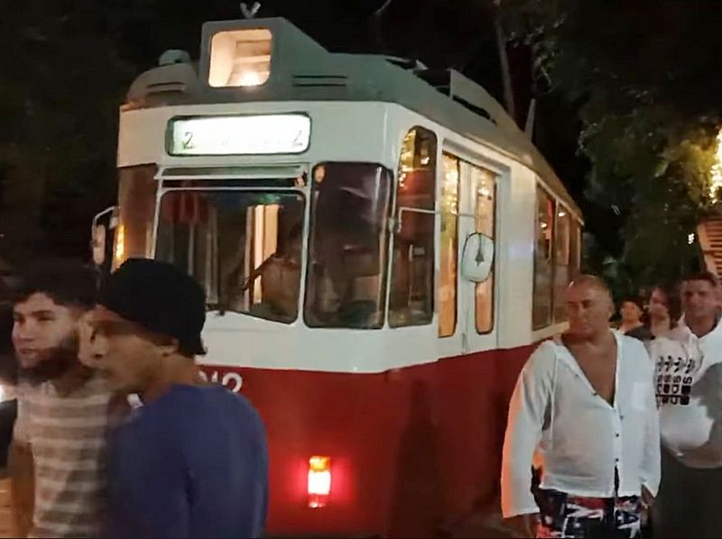 Бросившего машину на трамвайных путях крымчанина привлекут к ответственности