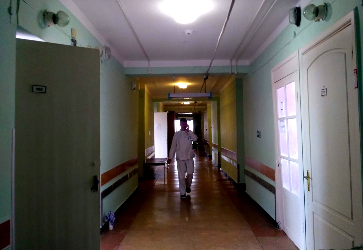 В больнице крымской столицы на спящего пациента обвалился потолок  