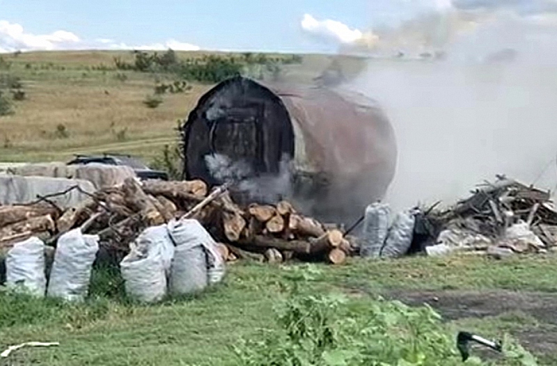 В Крыму общественники отвоевали поле у чадивших мусоросжигательных бочек