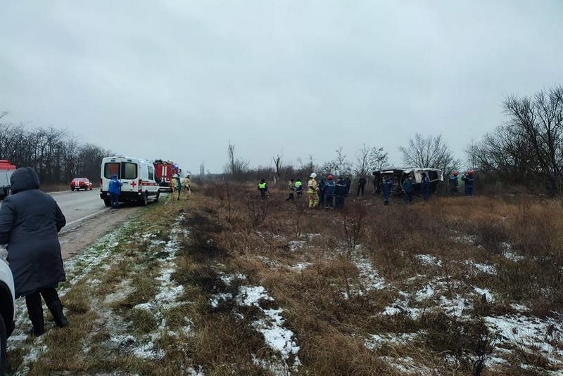 Девять человек пострадали в ДТП с пассажирским микроавтобусом в Крыму